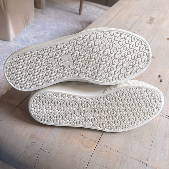 New. VEJA Women's Campo Sneaker
in Extra-White Natural Suede Size 7 - Picture 6 of 10